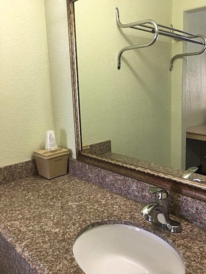 Budget Inn Hallettsville 外观 照片